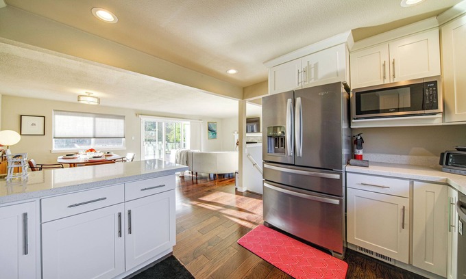 Silver Lake Cottage | Lakefront Gem: Balcony, Fire Pit & Yard in Everett