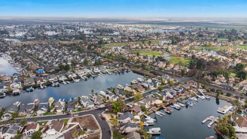 Discovery Bay Maison | Lakefront Gem: Private Dock