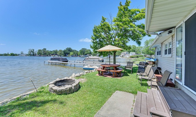 Coldwater Cottage | Lakefront Gem w/ Kayaks & Dock in Coldwater!
