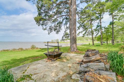 Negreet Maison | Lakefront Gem with Boat Dock and Fishing Pier in Many