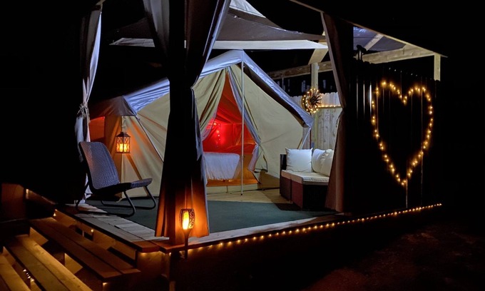 Mouth Of Pedernales Lit Et Petit-Déjeuner | Lakefront Glamping Tent on a Magical Retreat Property