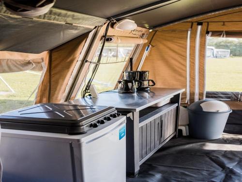 Herpelmont Autre | Lakefront Glamping w Pets