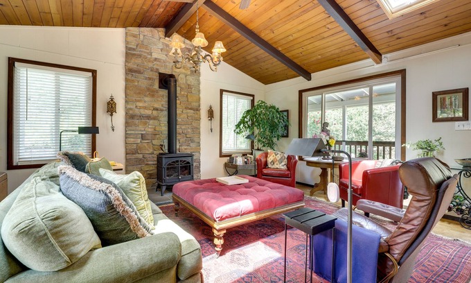 Glen Ellen Cabine | Lakefront Glen Ellen Cabin w/ Views Near Wineries!
