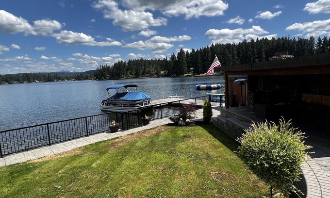 Eatonville Maison | Lakefront Guesthouse Cabin with Loft