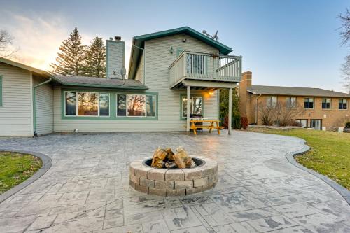 Hartland Maison | Lakefront Hartland Cottage with Patio and Fire Pits!