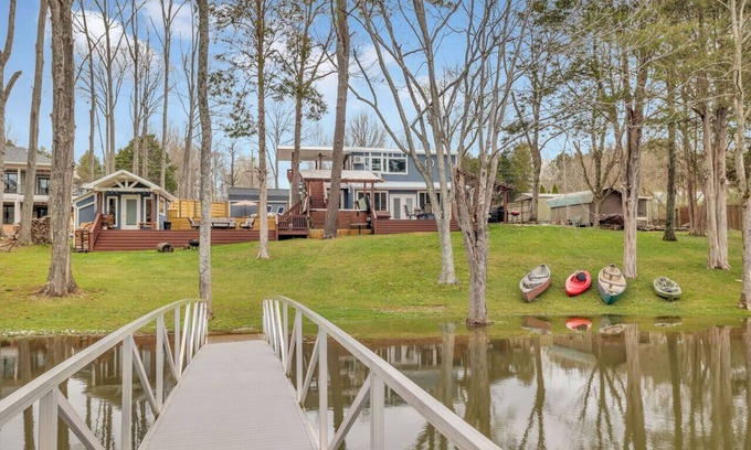 Lebanon Maison | Lakefront, Heated Pool, Sauna, Sleeps 8!