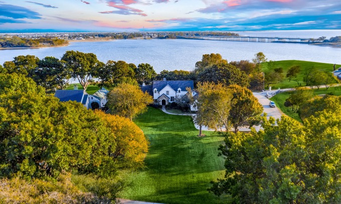 Little Elm Maison | Lakefront hideaway minutes from Dallas!