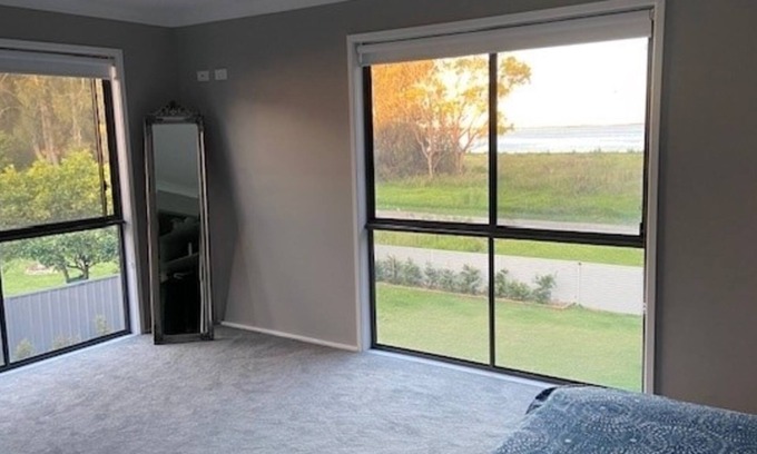 Berkeley Vale Maison | Lakefront Holiday Home