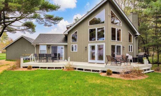 Arkdale Cottage | The perfect water-frontage! Lake access out the back door!