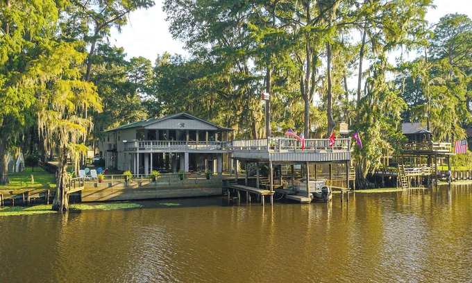 Jefferson Maison | Lakefront Home: Deck, Grills & Fire Pit in Karnack