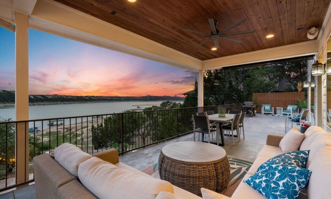 Point Venture Maison | Luxueuse maison du lac Travis avec plage, quai de bateau, salon extérieur et salle de jeux