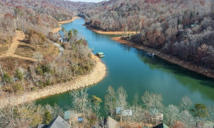 Flat Hollow Marina Maison | Lakefront home that can sleep 15 with private dock and hot tub in private cove!