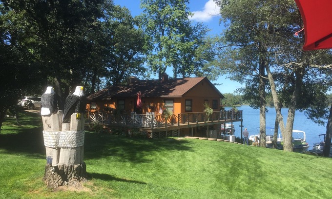 West Branch Maison | Magnifique maison au bord du lac avec deux chambres, bain à remous extérieur et cheminée