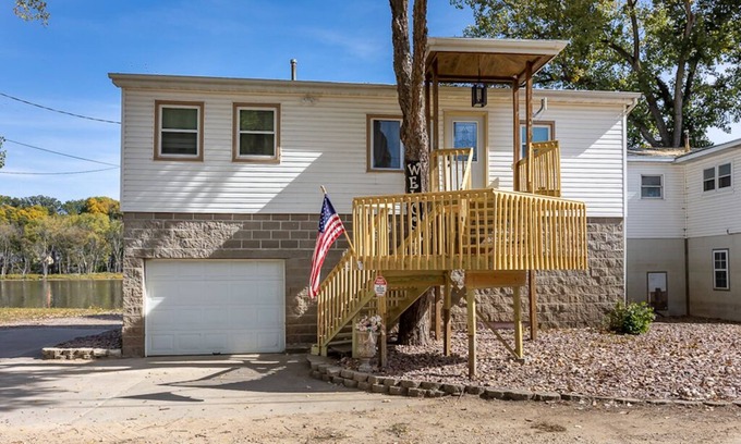 East Dubuque Maison | Lakefront Home w/ 2 Bedrooms Deck, Dock & Boats