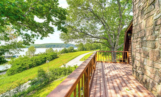 Mayes County Cabine | Lakefront Home w/Boat Ramp Near Spavinaw Rec Area