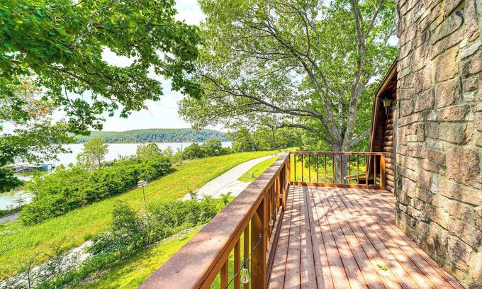 Mayes County Cabine | Lakefront Home w/Boat Ramp Near Spavinaw Rec Area