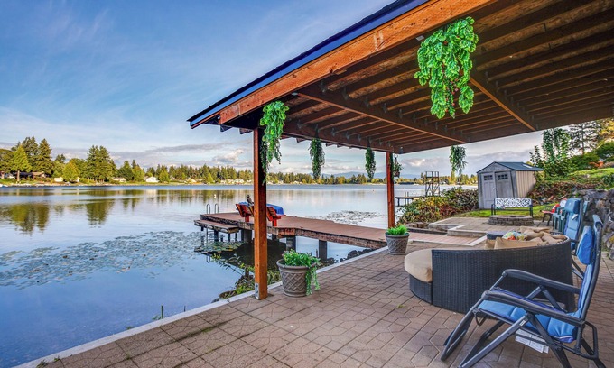 Covington Maison | Lakefront Home w/ Fire Pit, Dock in Kent!