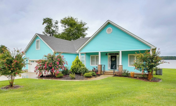 Cross Hill Maison | Lakefront Home w/Hot Tub & Dock in Cross Hill!