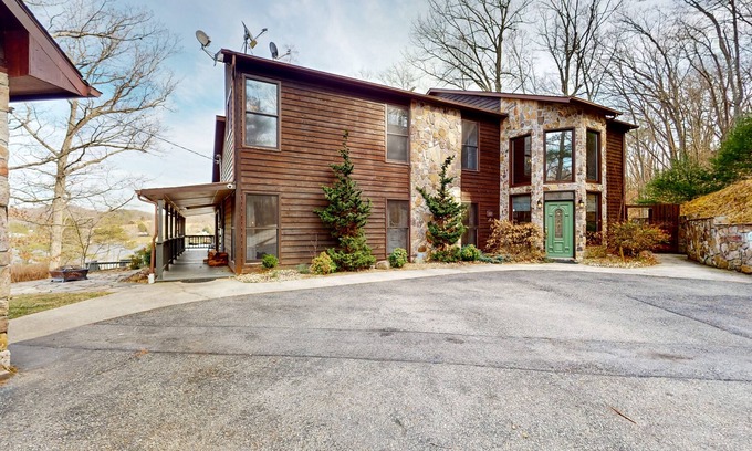 Pulaski Maison | Lakefront home with lake views, kids game room, docks, deck, grill, kayaks, W/D