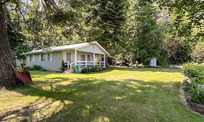 Rathdrum Maison | Lakefront home with private dock, large yard, wood stove, firepit, grill, W/D