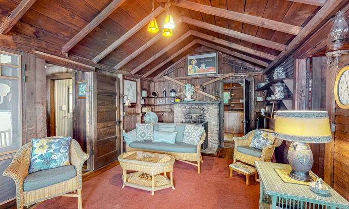 Valois Maison | Maison au bord du lac avec bain à remous privé, quai, ascenseur à bateau et foyer - 2 chiens OK!