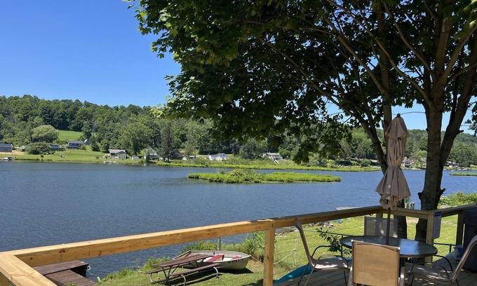 Kingsley Maison | LAKEFRONT. Hot tub. Fireplace. Close to Elk Mtn. Dog friendly. Updated in 2022.