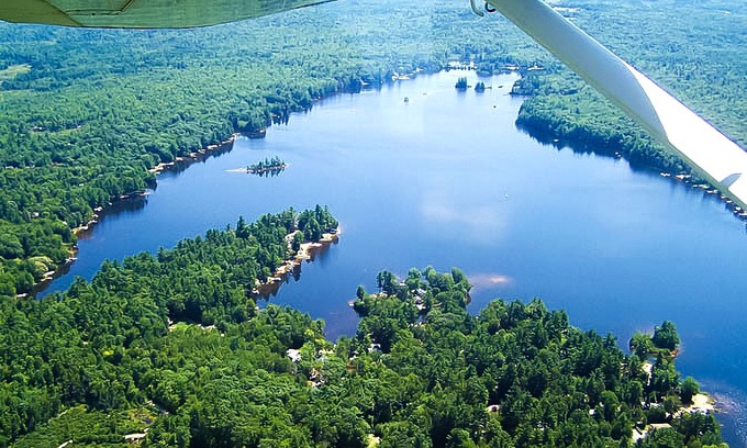 Middleton Maison | Lakefront house with outdoor shower, kayaks, firepit, deck, wifi, & grill