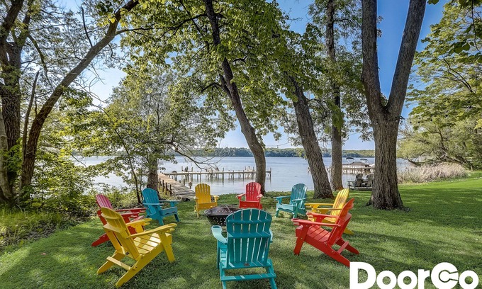 Markesan Maison | Lakefront! Huge Game RM + Chefs Kitchen! Sleep 40!