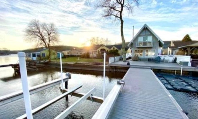 Lake Hopatcong Maison | LAKEFRONT Level Lot Home with a Private Deck/Dock w/ 2 Kayaks & Paddle Boards