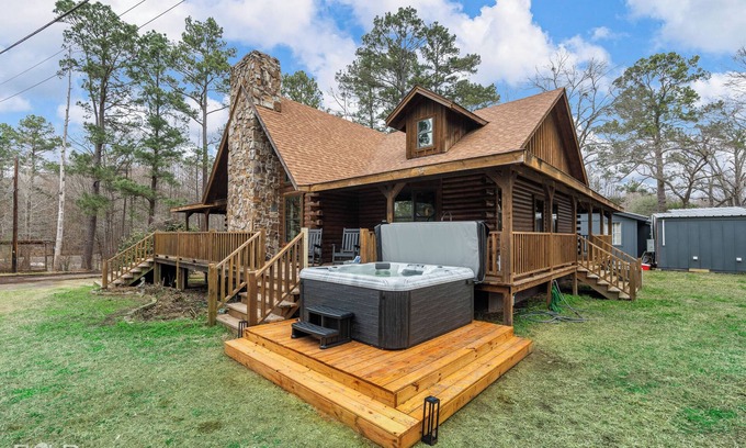 Shreveport Maison | Emerald Isle Lakefront Lodge with Hot Tub