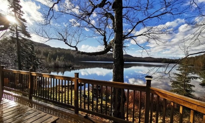 Montcalm Chalet De Ski | Lakefront Log Cabin close to ski resorts and nature reserves