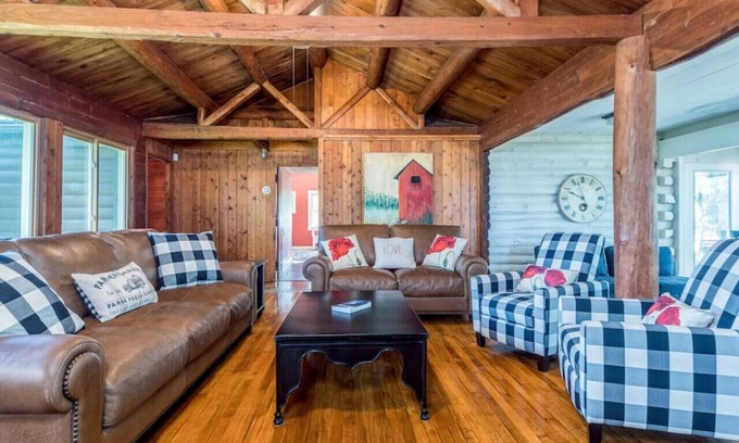 Westfield Cabine | Lakefront Log Cabin Retreat