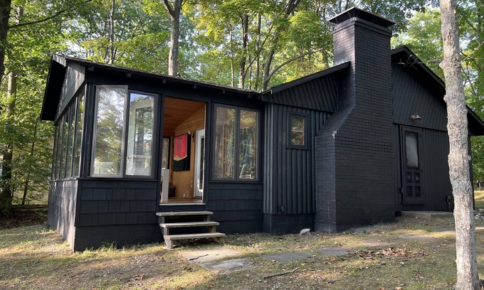 Carp Lake Cottage | Log Cabin with Contemporary touches, 35 mins from Boyne Highlands and Nubs Nob