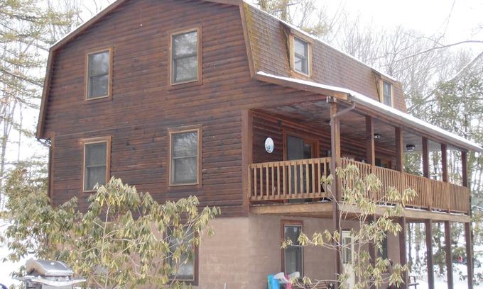 North Glade Hills Cabine | Six Chambre Lakefront Accueil Connexion avec un glissement Dock Sur Deep Creek Lake.