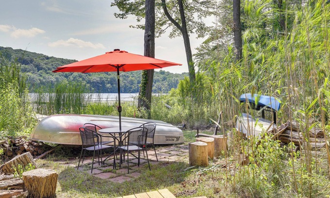 Mahopac Cabine | Lakefront New York Abode w/ Deck, Grill & Fire Pit