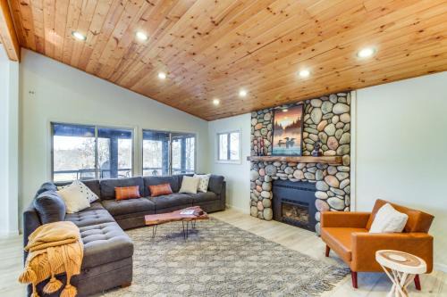 Lake Shore Maison | Lakefront Nisswa Home with Deck and Screened Porch