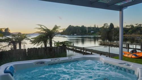 Okere Falls Maison | Lakefront Oasis