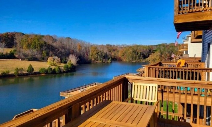 Hardy Maison | Lakefront on quiet cove, stylishly updated with modern amenities, 3 decks, Blackstone, kayak
