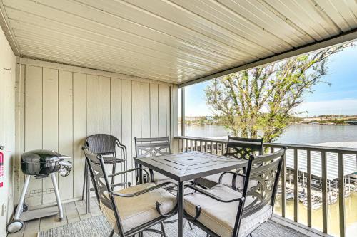 Osage Beach Appartement | Lakefront Osage Beach Condo with Balcony and Pool