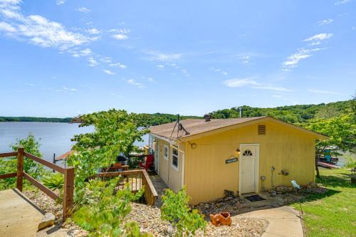 Climax Springs Appartement | Lakefront Ozark Cottage Deck with Covered Dock!