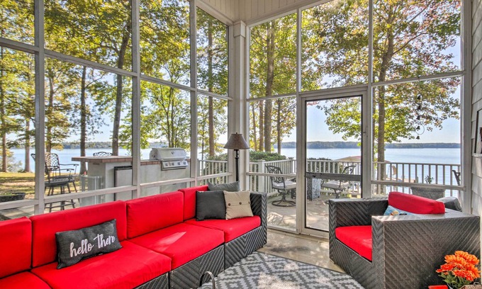 Cross Hill Maison | Lakefront Paradise w/ Fire Pit - Dogs Welcome!
