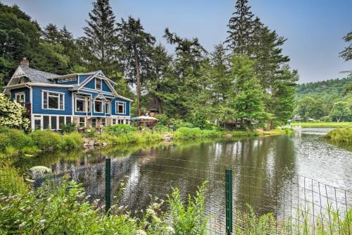 Bear Creek Village Appartement | Lakefront Poconos Retreat with Hot Tub, Near Hiking!