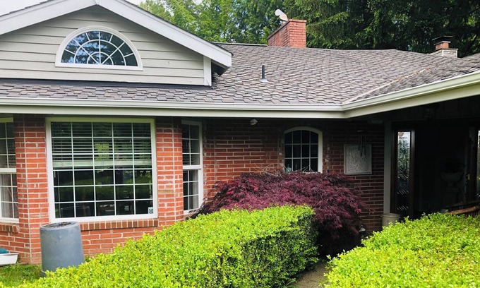 Artondale Maison | Lakefront private 2 bedroom home 5 mins to waterfront & close to everything!
