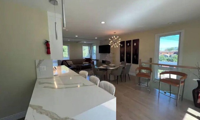 Oakland Maison | Lakefront property , minutes from McCormick Place and Downtown Chicago.