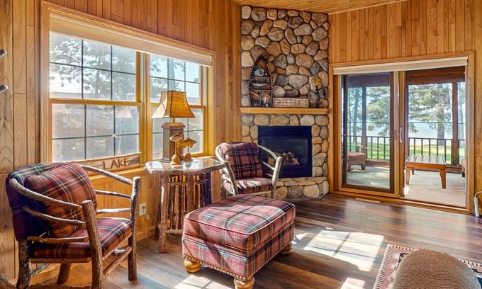 Manitowish Waters Copropriété | Lakefront resort retreat with screened porch, fireplace, pool, marina, & dining
