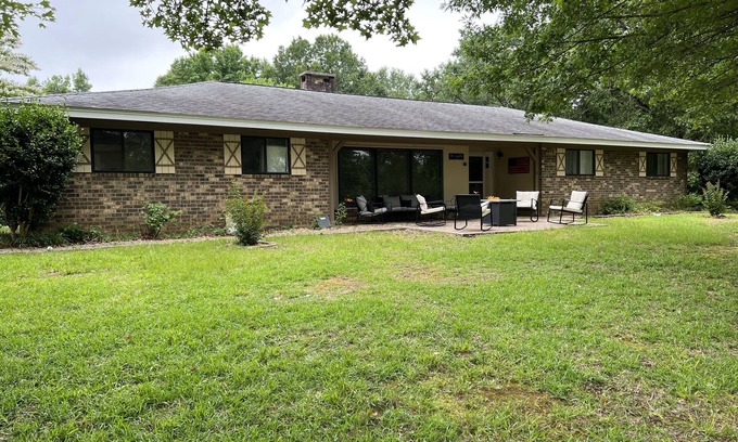 Steens Maison | Lakefront retreat, perfect for Alabama or Mississippi State games.