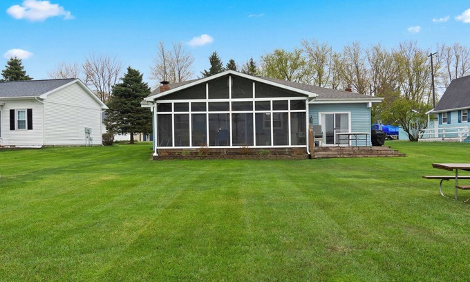 Coldwater Maison | LAKEFRONT RETREAT with private dock, Relax, play & gather with family & friends.