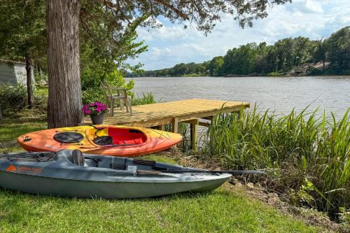 Fort Towson Appartement | Lakefront Retreat with Patio in Fort Towson!