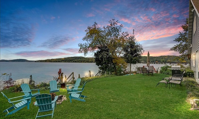 Merrimac Maison | Lakefront Retreat with Stunning Views - Skiing, Hiking & Dells!