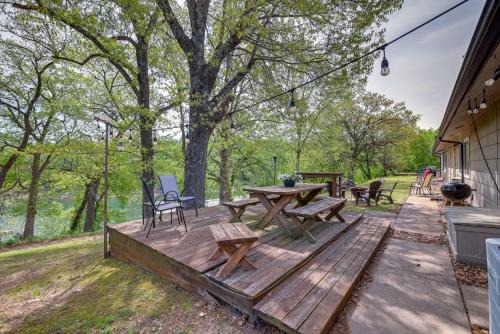 Shell Knob Appartement | Lakefront Shell Knob Condo with Deck and Grill!